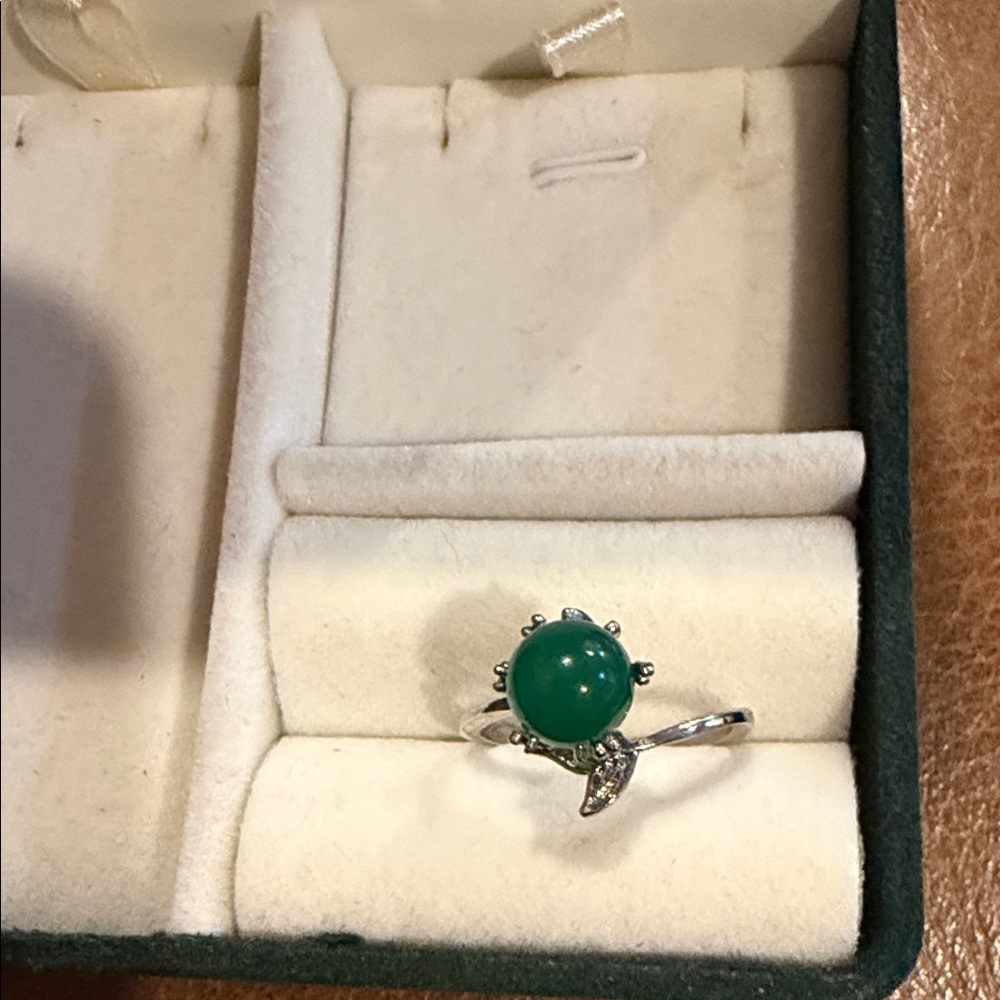 Elegant Silver and Green Gemstone Ring